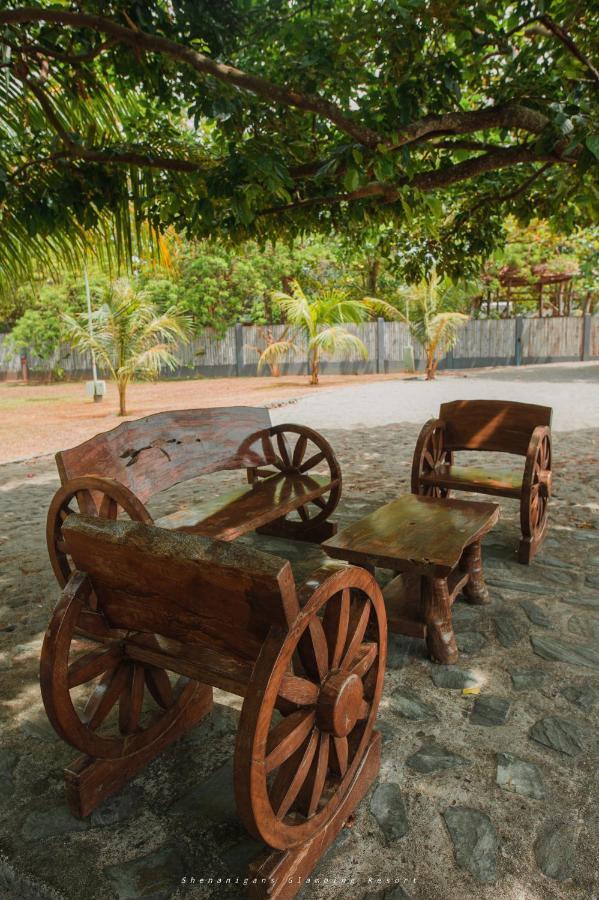 Shenanigans Glamping Resort Zamboanguita  Экстерьер фото